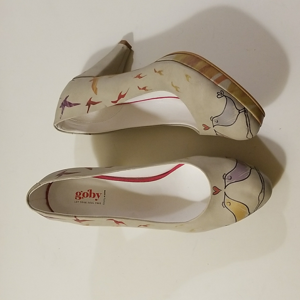NWOT GOBY taupe almond toe heels with love birds size 39